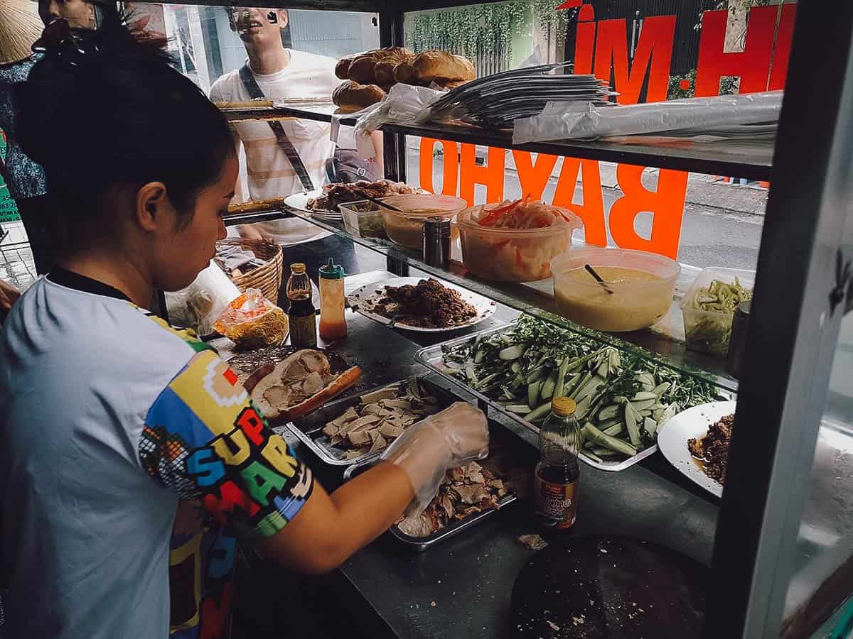 Bánh Mì Bảy Hổ で並ぶパン