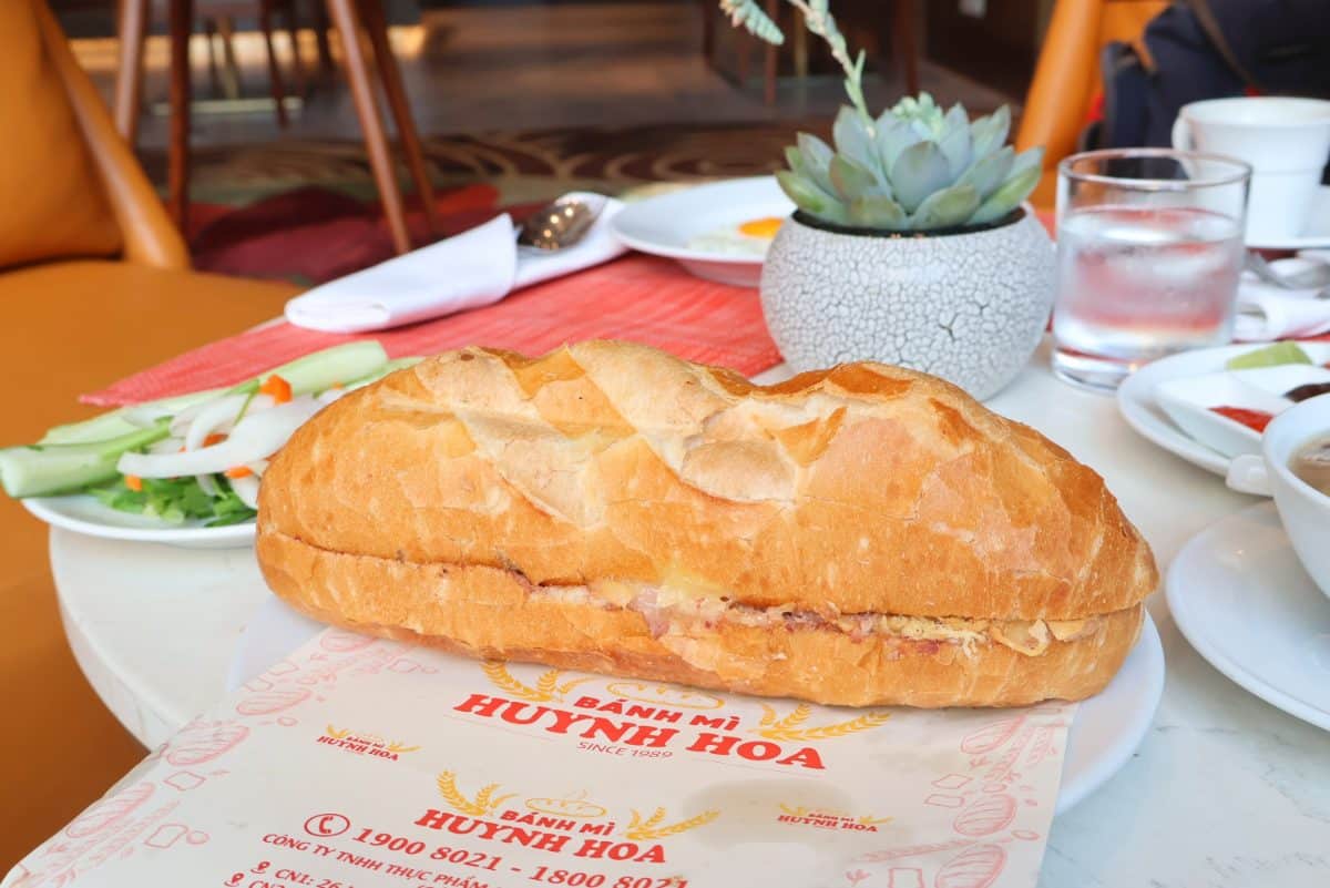 Bánh Mì Huynh Hoa でバインミーを作る様子