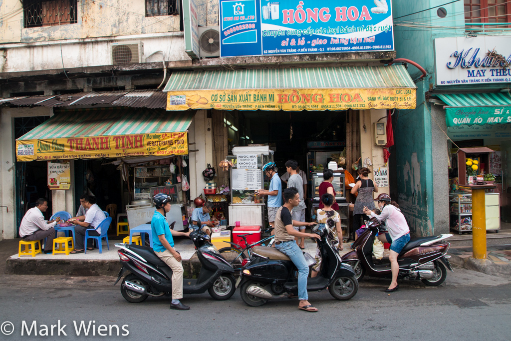 Bánh Mì Hồng Hoa の朝の店頭