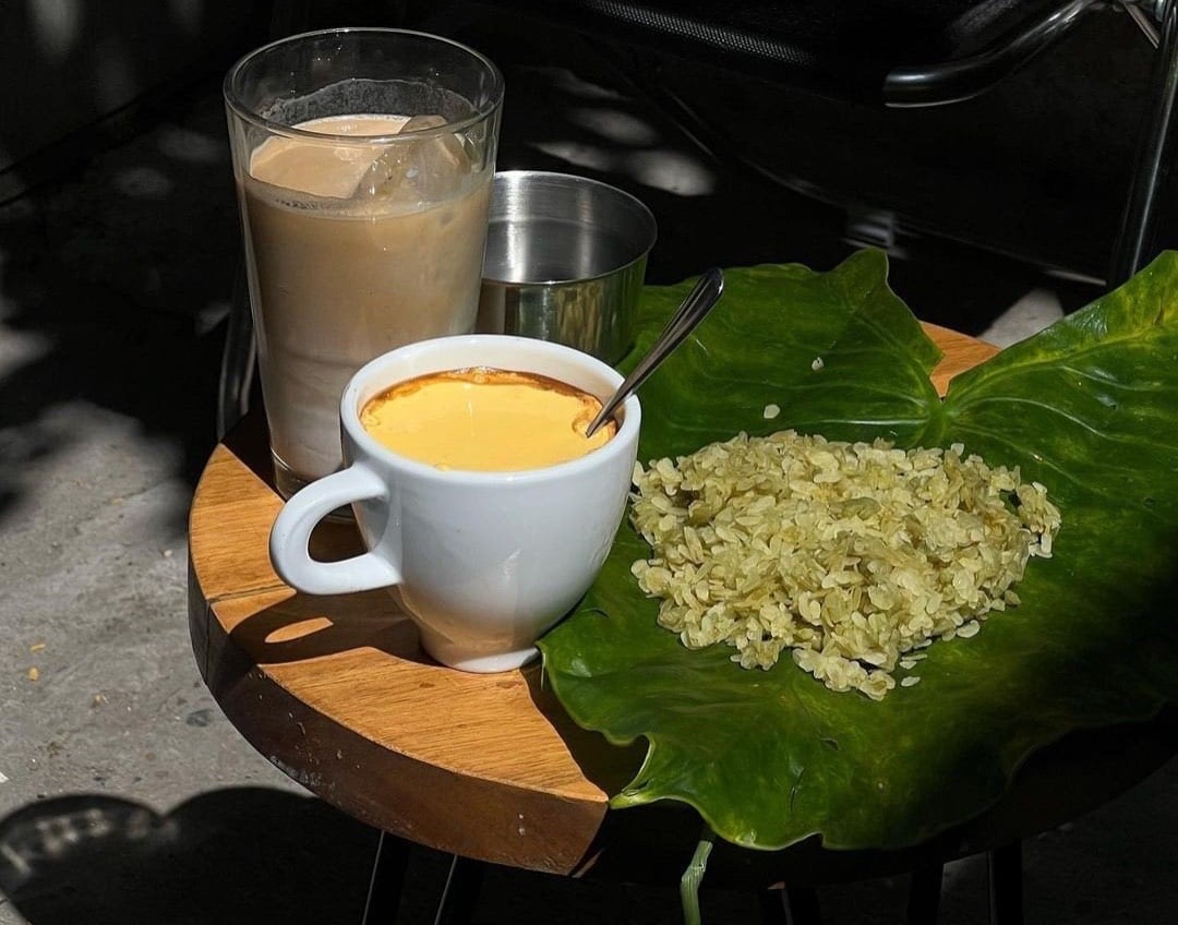 エッグコーヒーを提供するカフェの店内