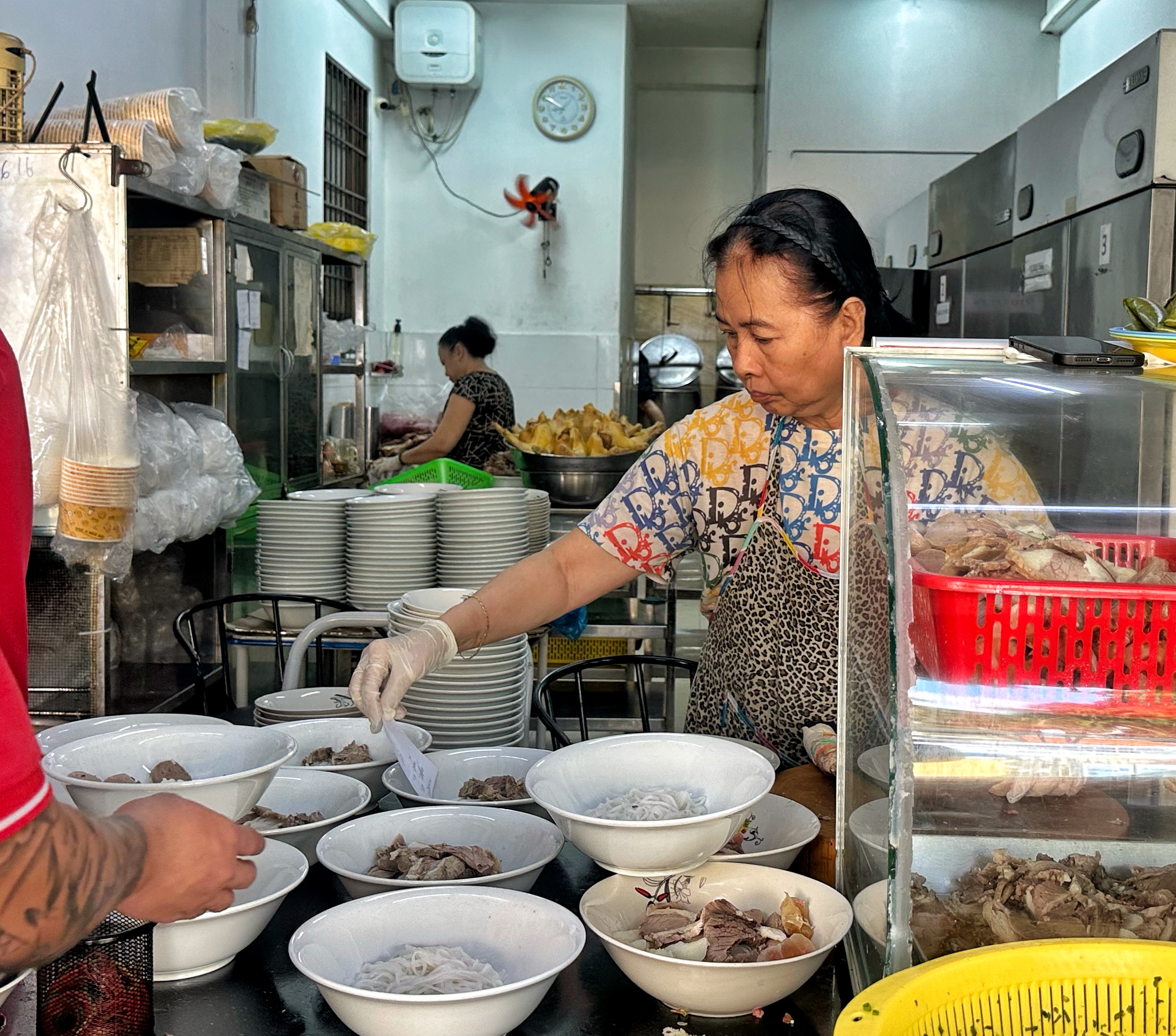 Phở Hòa Pasteur の調理カウンター