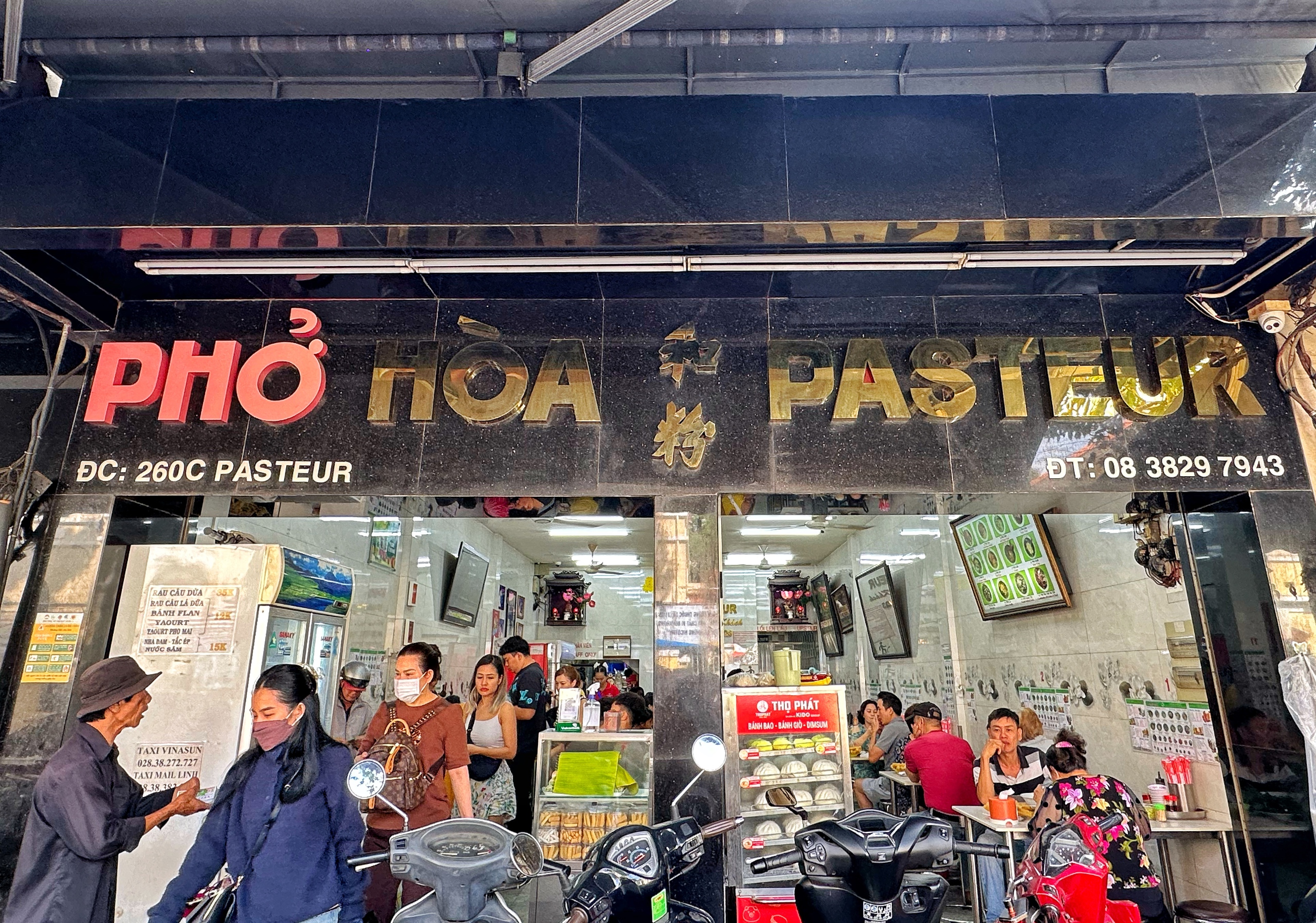Phở Hòa Pasteur の看板