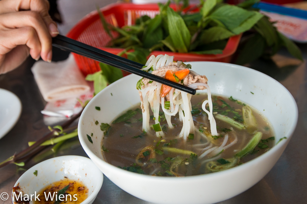 Phở Phượng でフォーを食べる様子