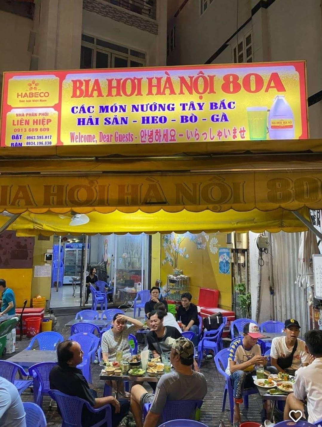 Bia Hơi 80A の川沿いビアガーデン