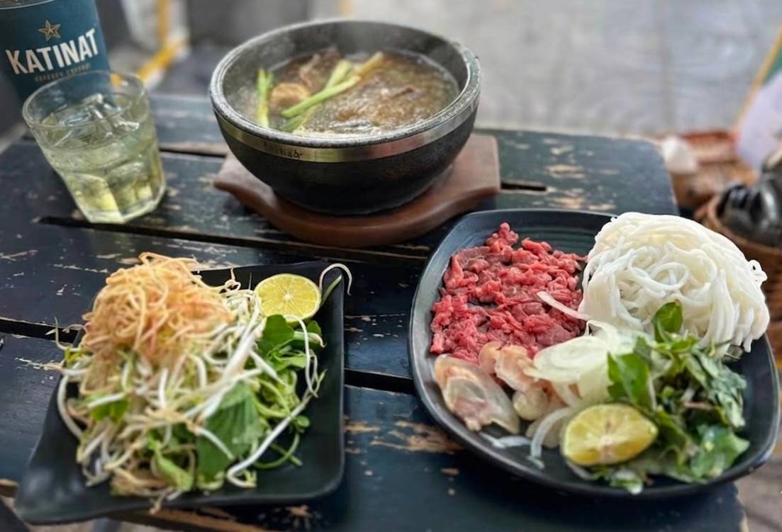 BÚN BÒ THỐ ĐÁ CÔ BA の料理