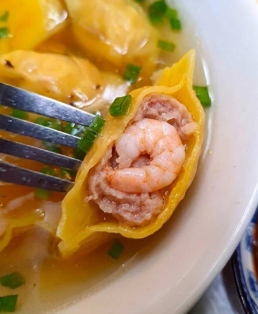 Đôi bàn tay góc sủi cảo tươi