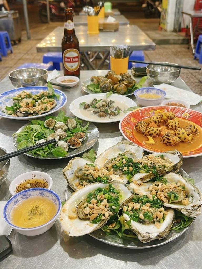 Quán ốc Sáu Nở の多彩な料理