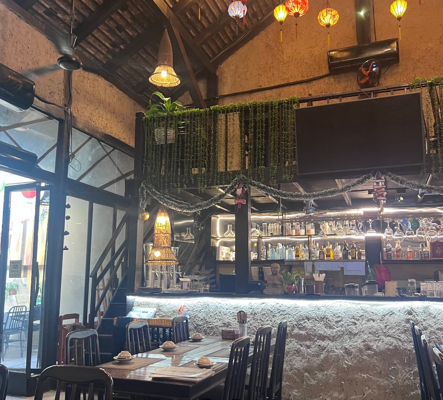 Saigon Palm House の落ち着いた店内