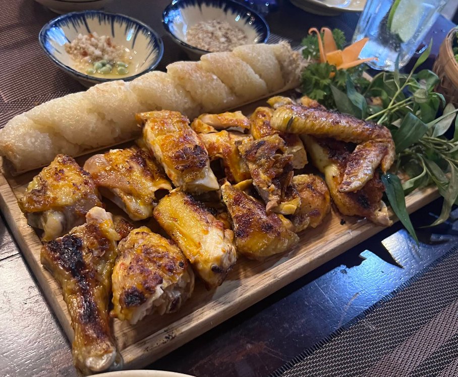Saigon Palm House のローカルな雰囲気の店内