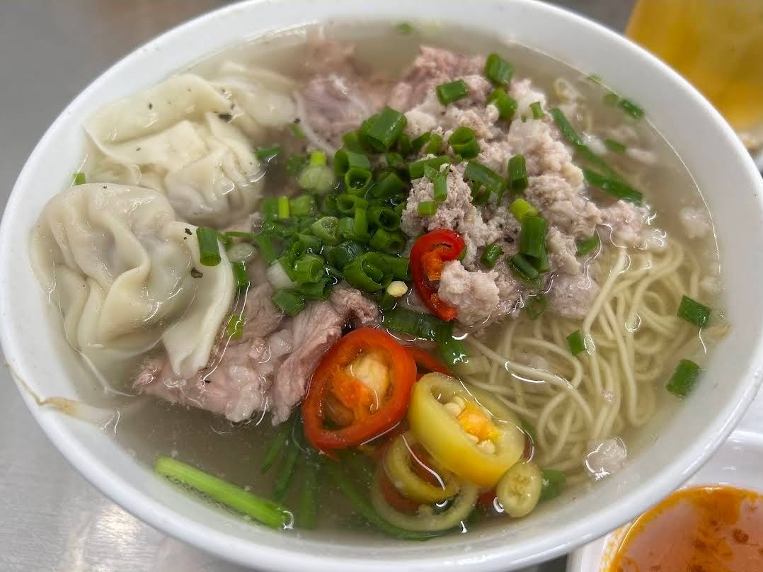 Hủ Tiếu Mì Hoành Thánh 44 の調理風景